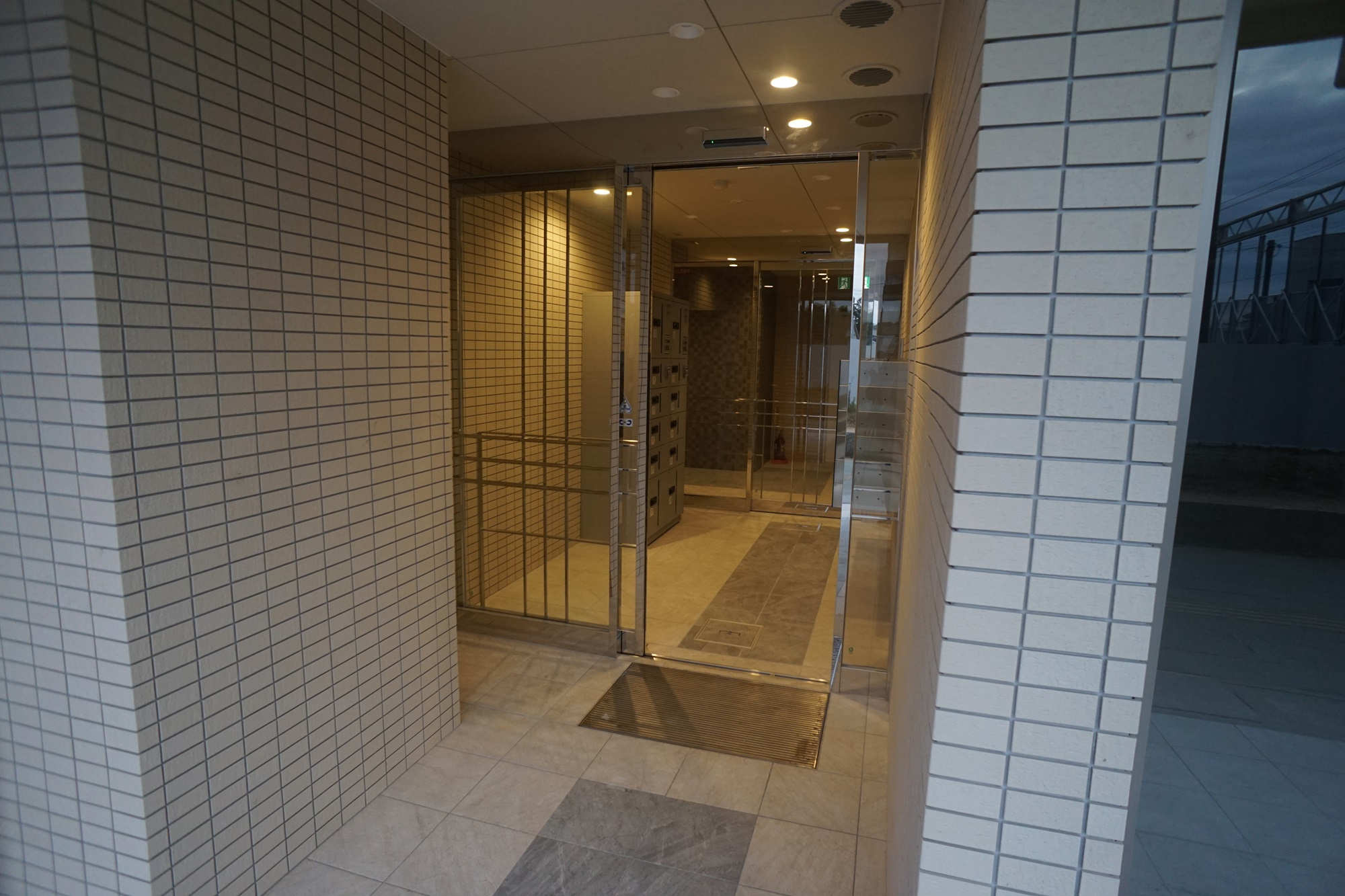 Ｔ・Ｋビル西大寺ＮＯＲＴＨのエントランス