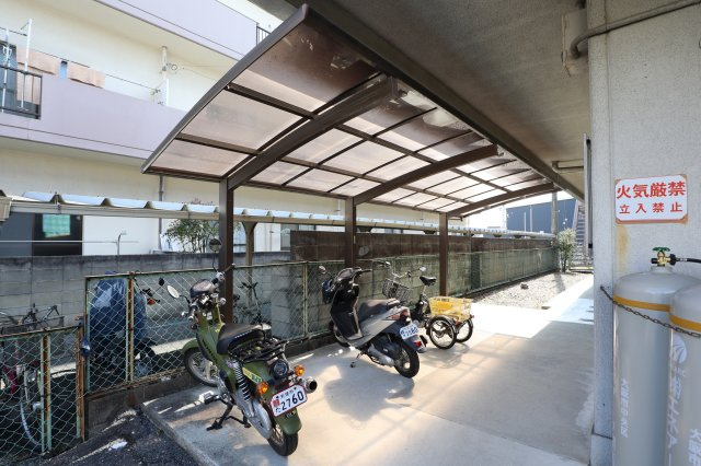 西田ニューハイツの駐車場