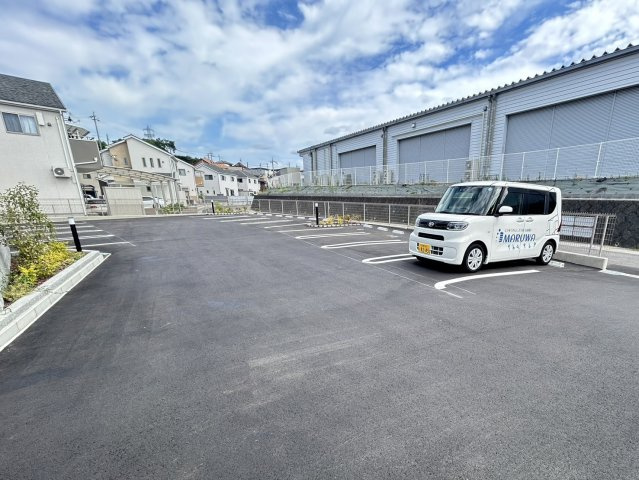 グランディール富雄南の駐車場