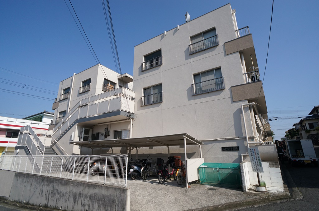 コーポ学園前の外観