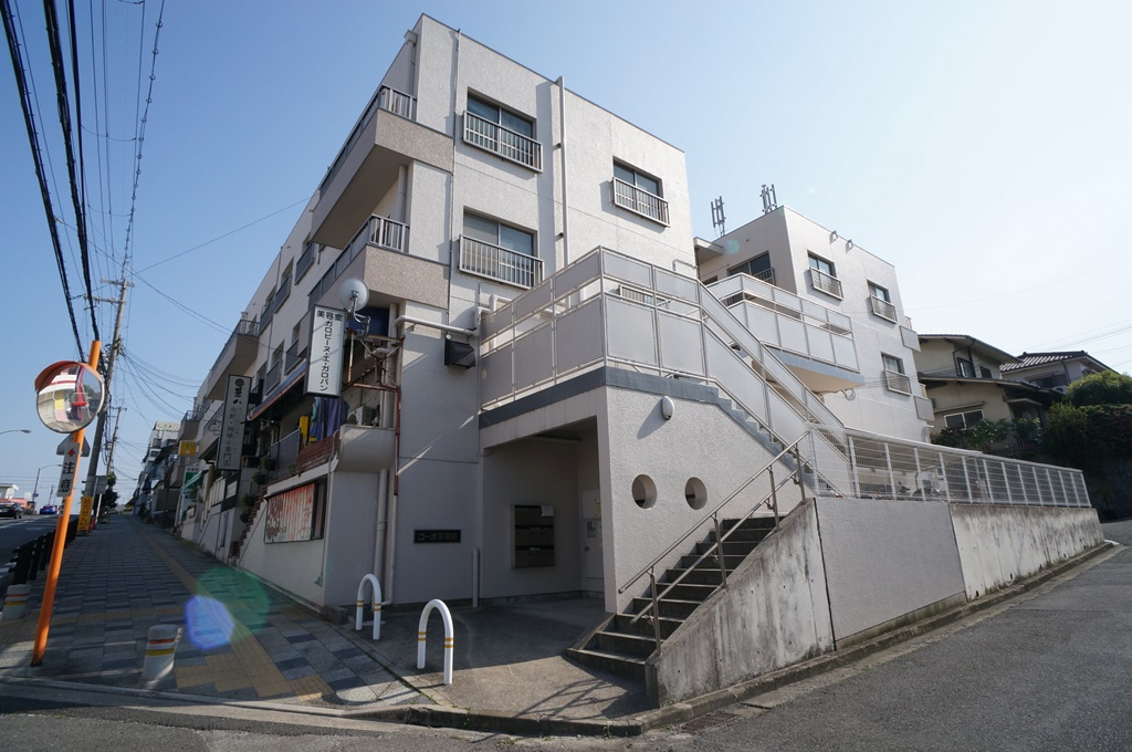 コーポ学園前のエントランス