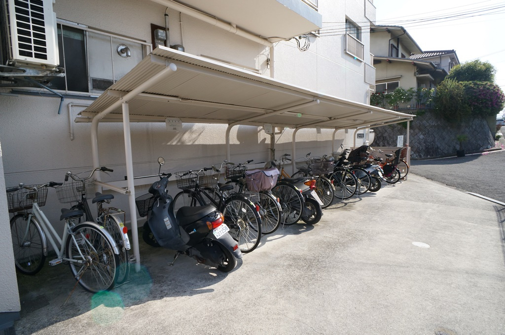 コーポ学園前の駐車場