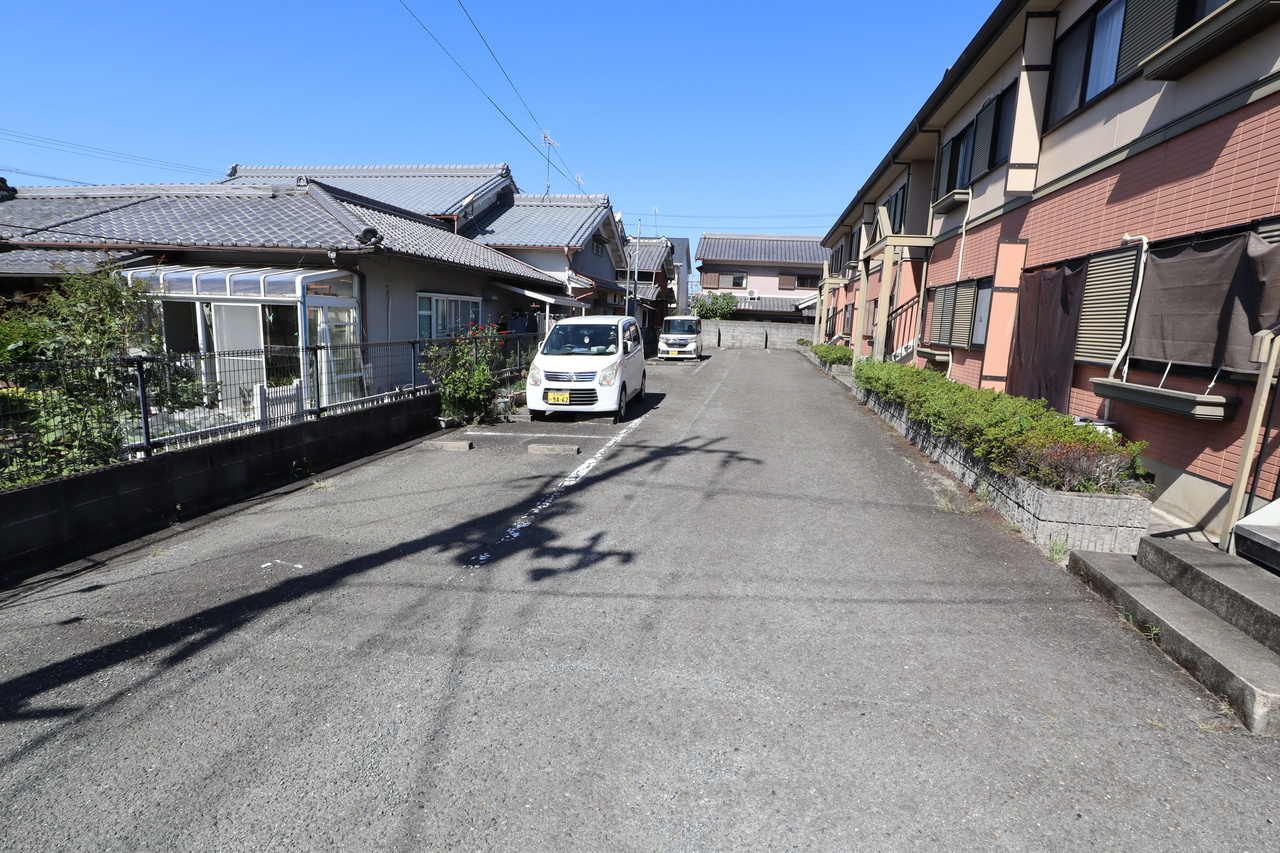 フローラル神宮東の駐車場