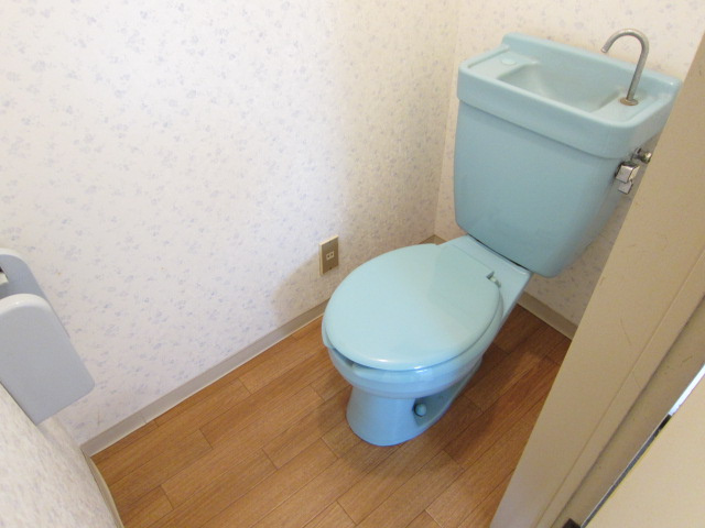 クイーンハイツのトイレ|別号室の参考写真です。