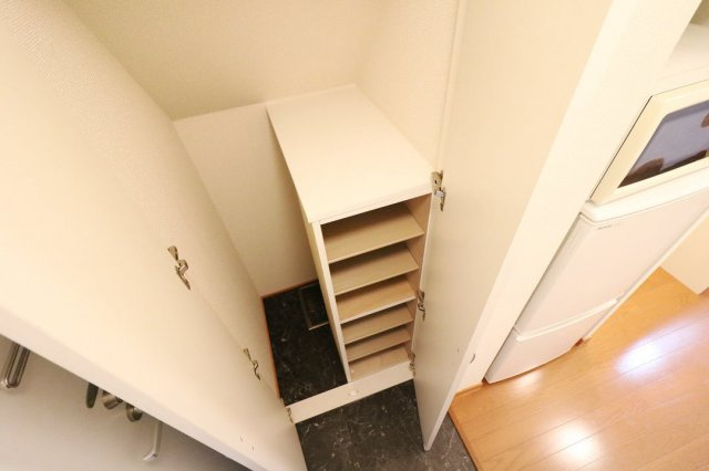 レオパレスハルサキの玄関