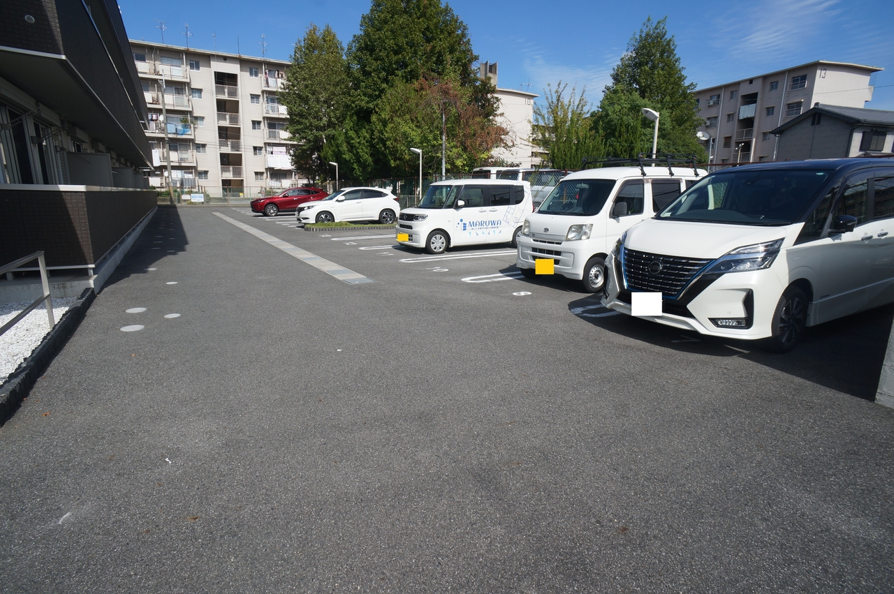 フローラル　メゾンの駐車場