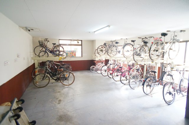 フォレスト高畑マンションの駐車場