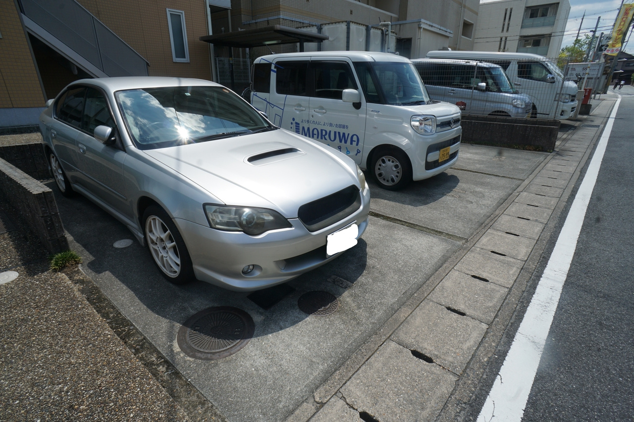 奈良市西大寺南町のアパートの駐車場