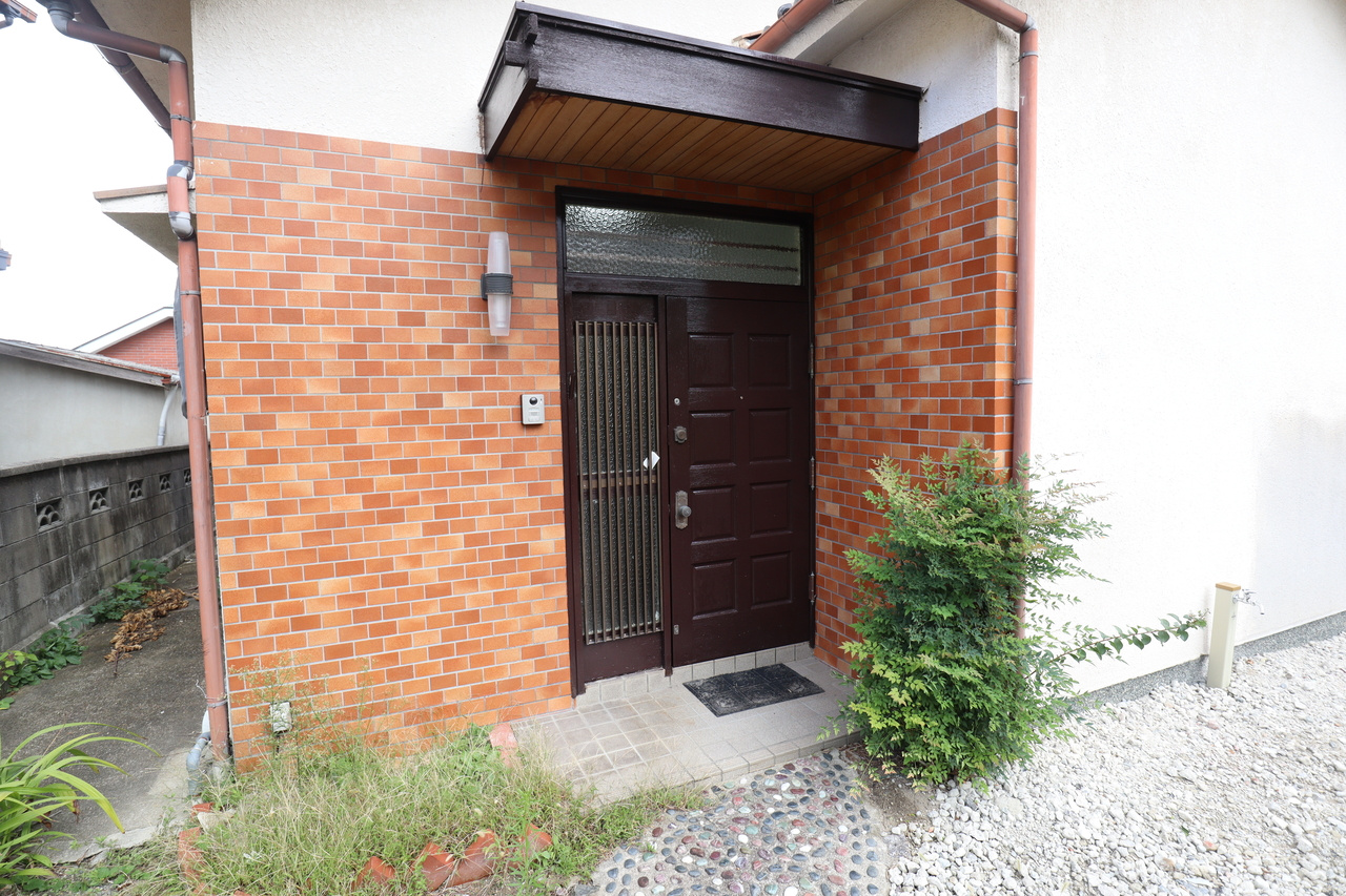 生駒市西松ヶ丘戸建のエントランス