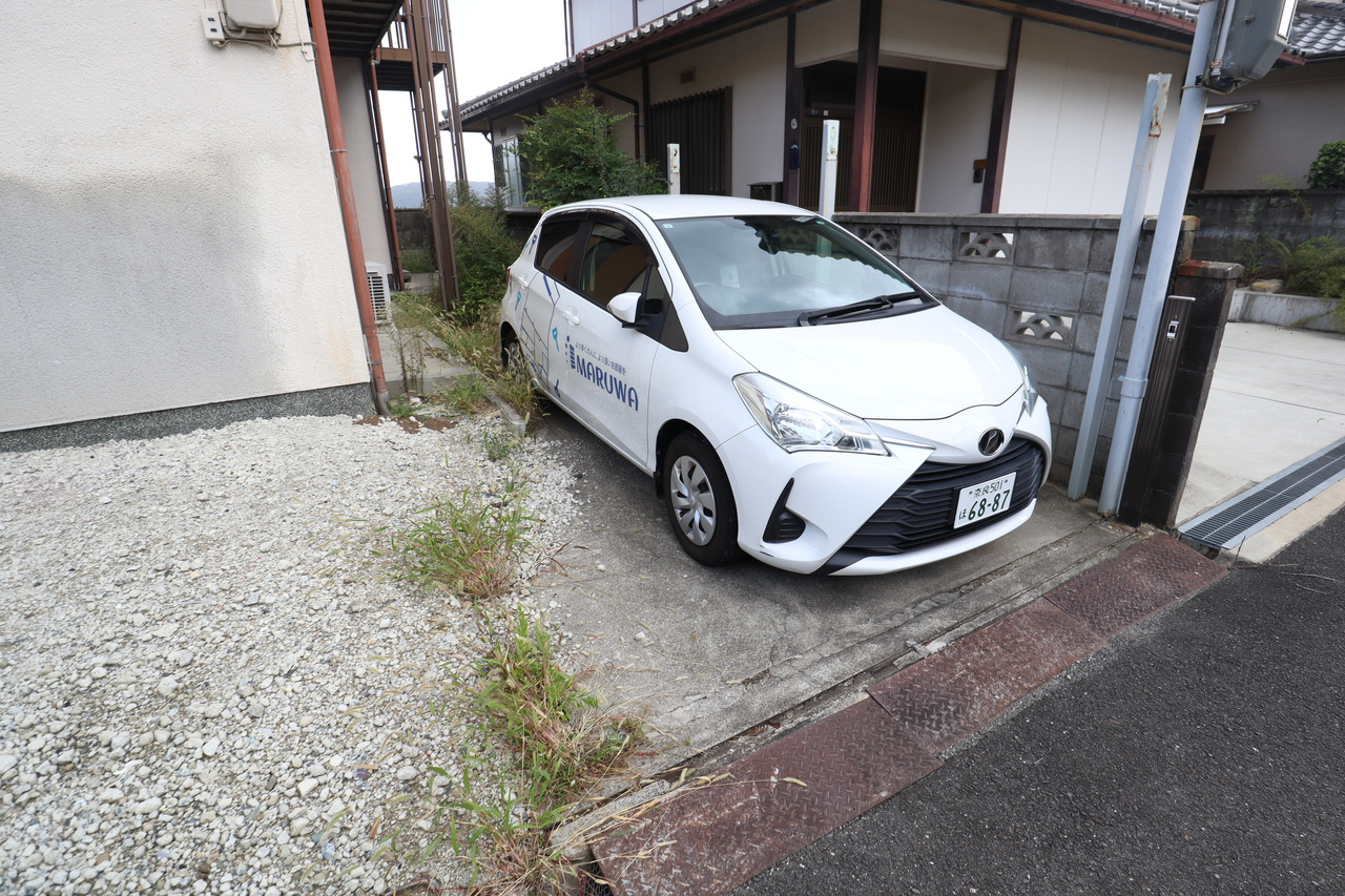 生駒市西松ヶ丘戸建の駐車場
