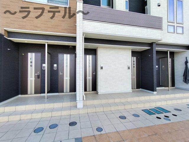 所沢市東狭山ケ丘１丁目のアパートのエントランス
