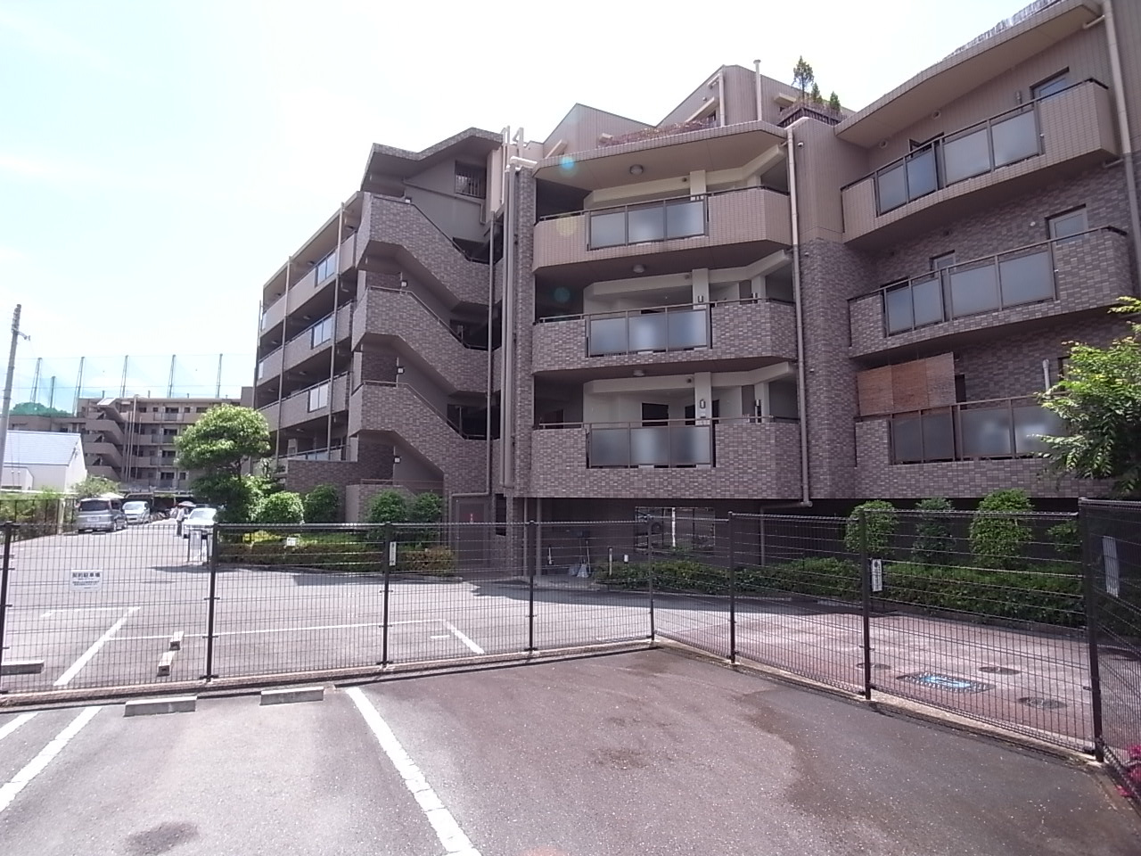 ルイシャトレ生駒の駐車場