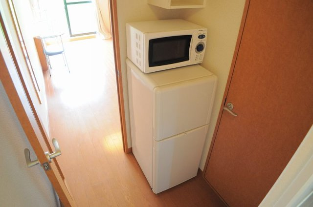 レオパレス州見台のその他|２ドア式の冷蔵庫・電子レンジ