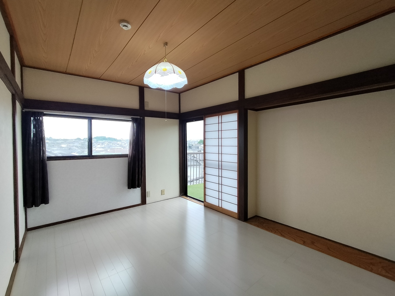 中山町一戸建の洋室