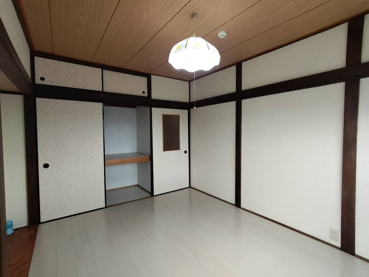 中山町一戸建の洋室