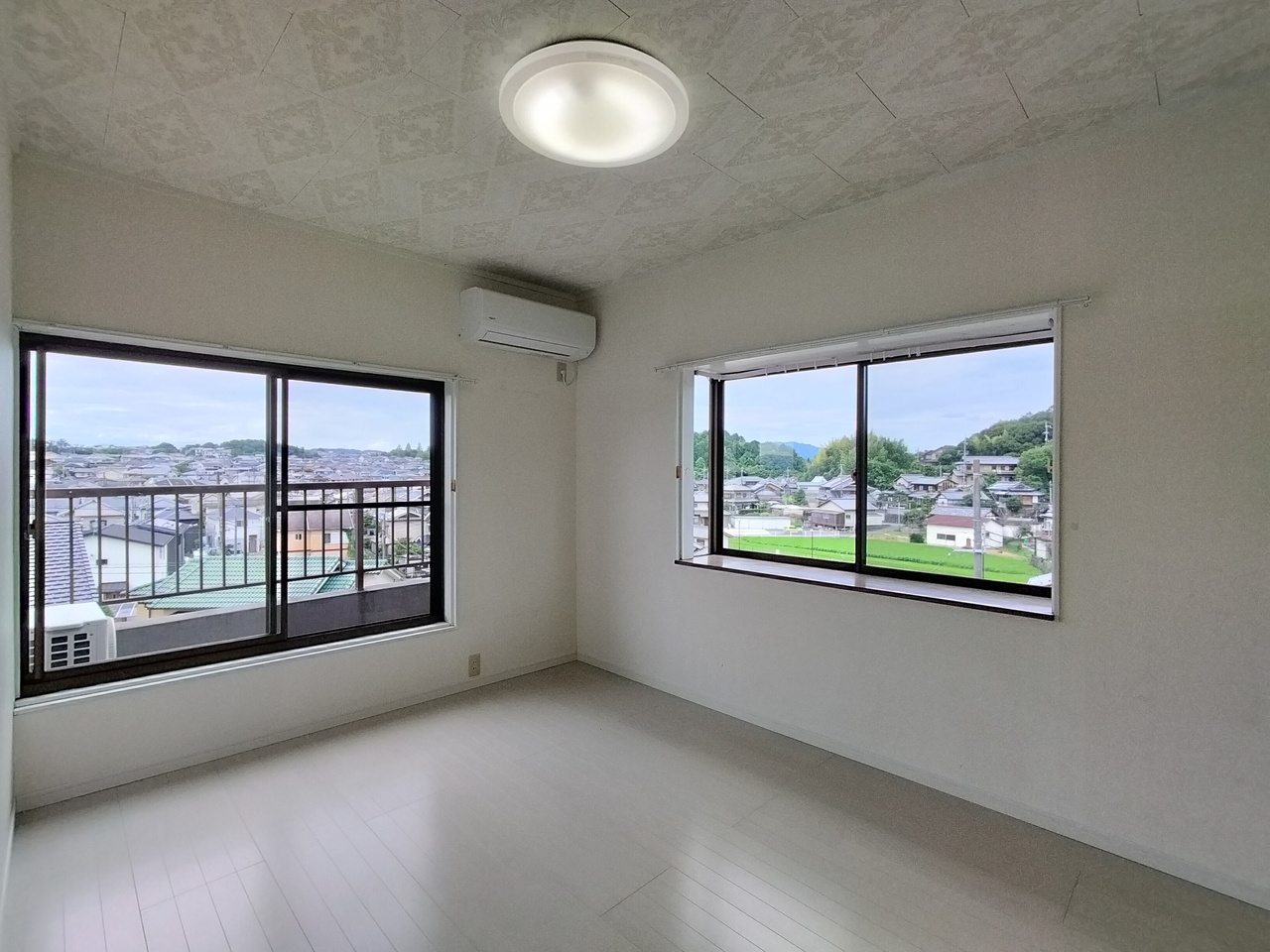 中山町一戸建の洋室