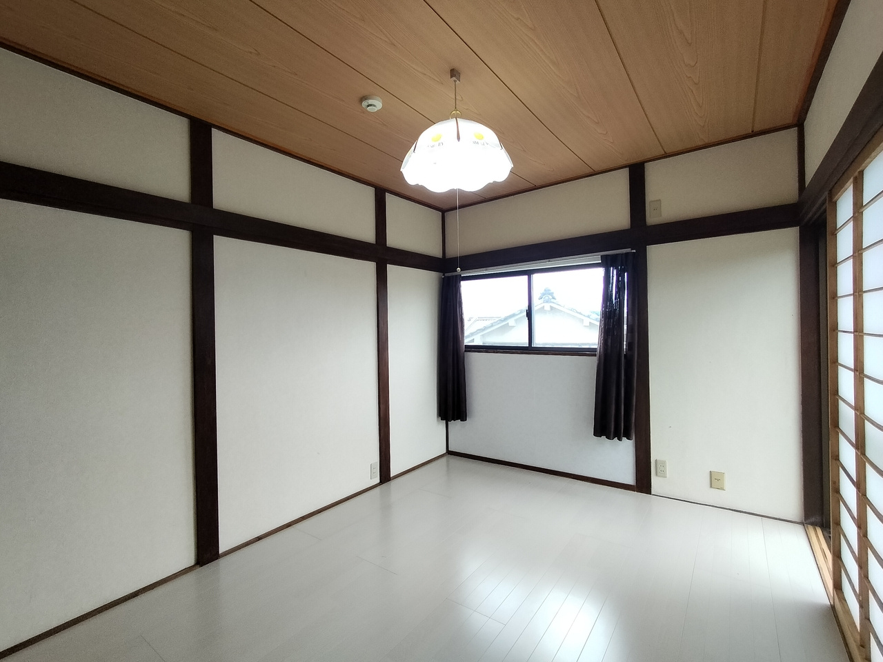 中山町一戸建の洋室
