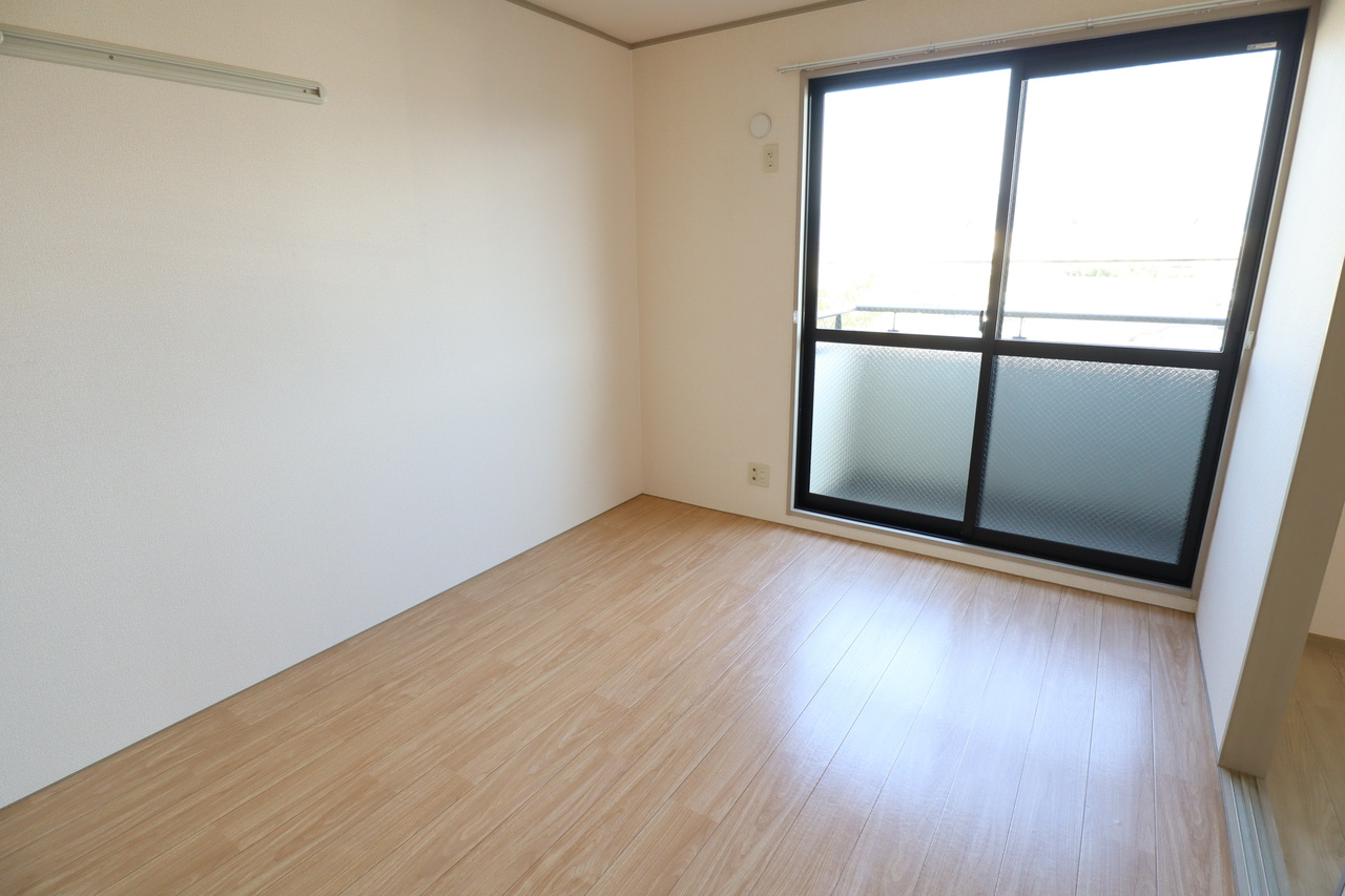 クレセール橿原の洋室