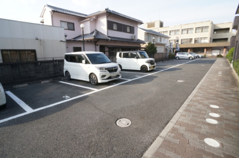 クレセール橿原の駐車場