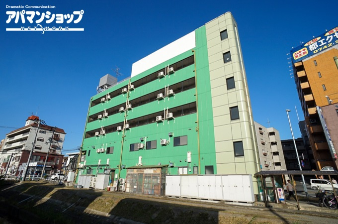諏訪東生駒ビルの外観