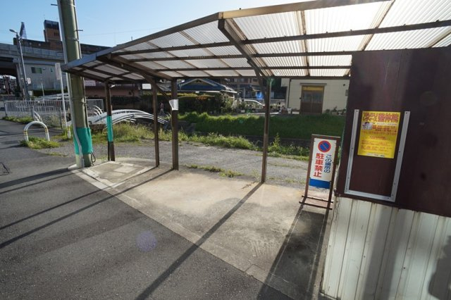 諏訪東生駒ビルの駐車場