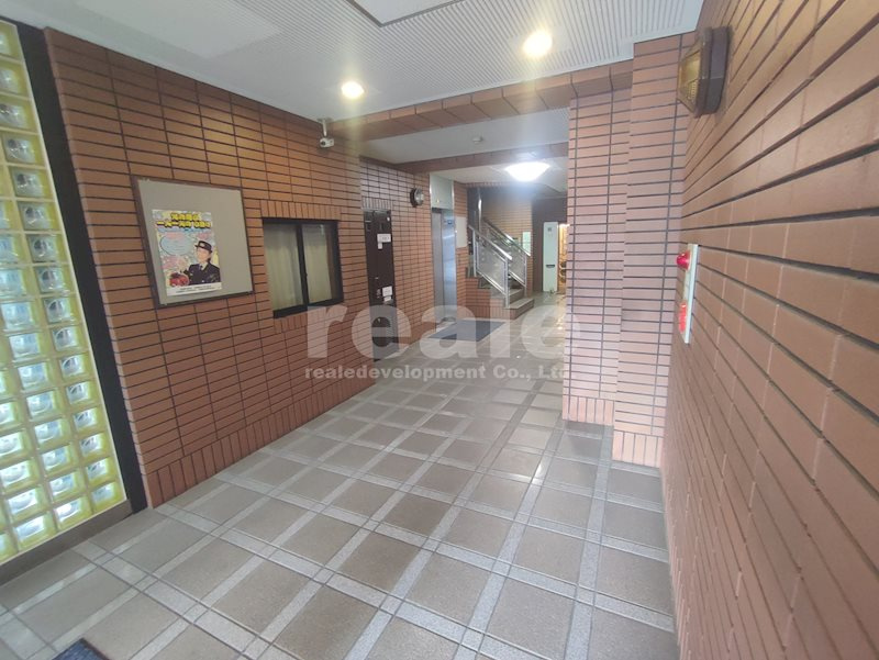 武蔵野市吉祥寺本町１丁目の賃貸マンションのエントランス