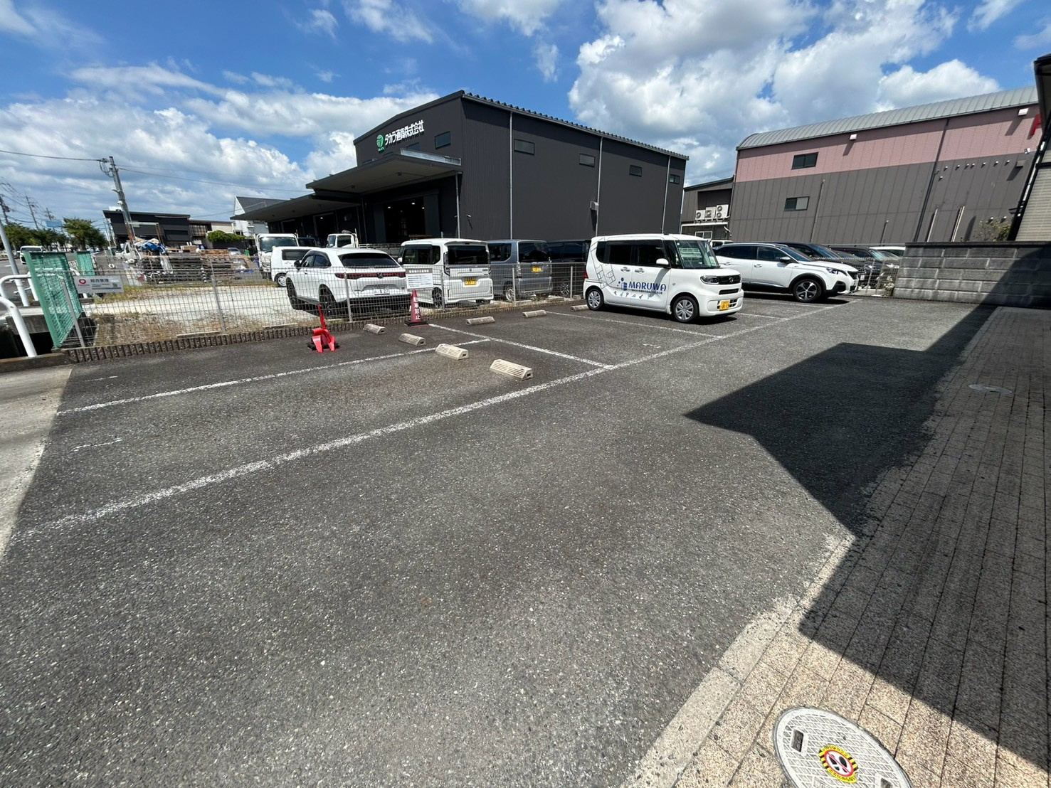 クレストハウスの駐車場