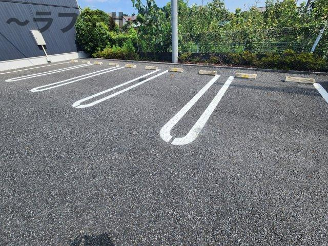 ワンオフティの駐車場