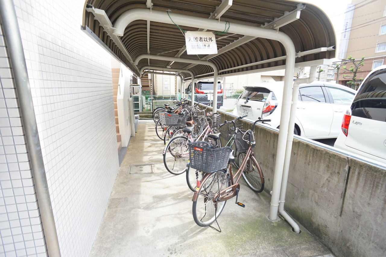 プルミエール新大宮の駐車場