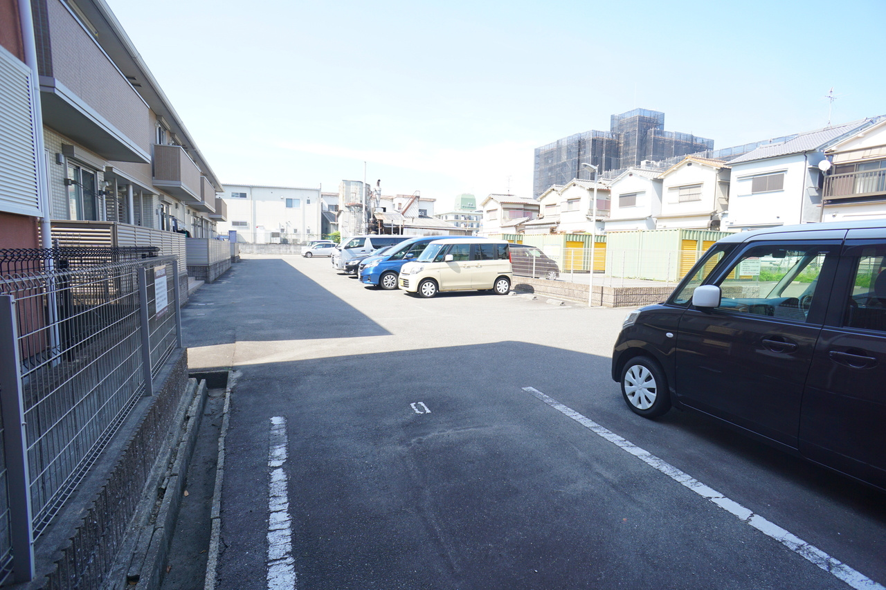 ラフィーネ四条大路の駐車場