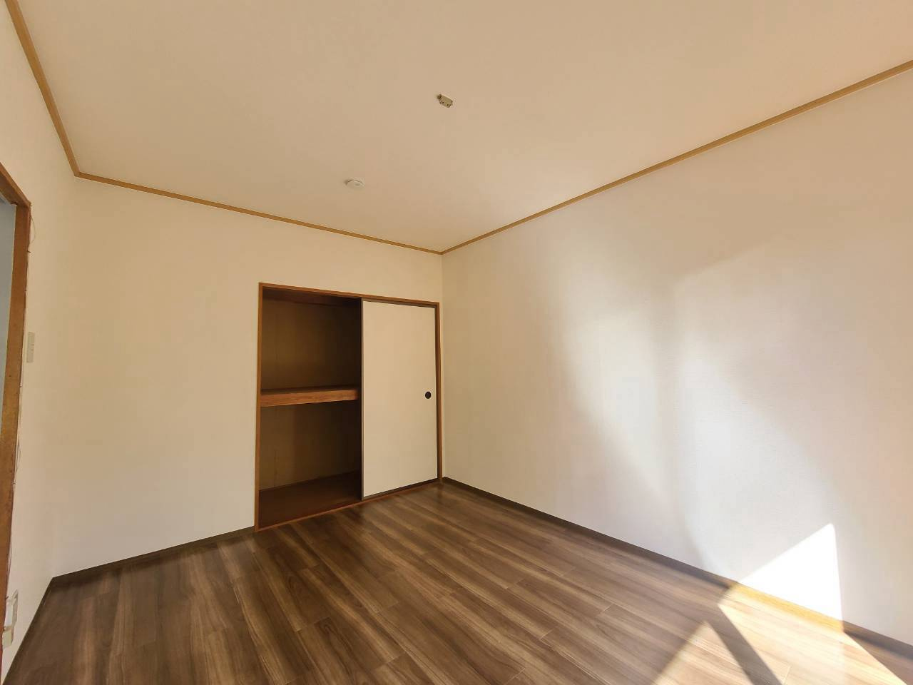 セジュール西大寺の居間・リビング