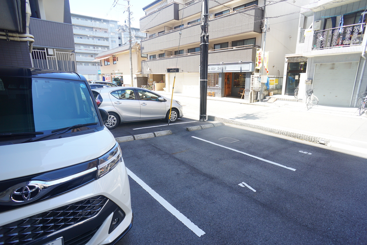 ロイヤルステージ新大宮の駐車場