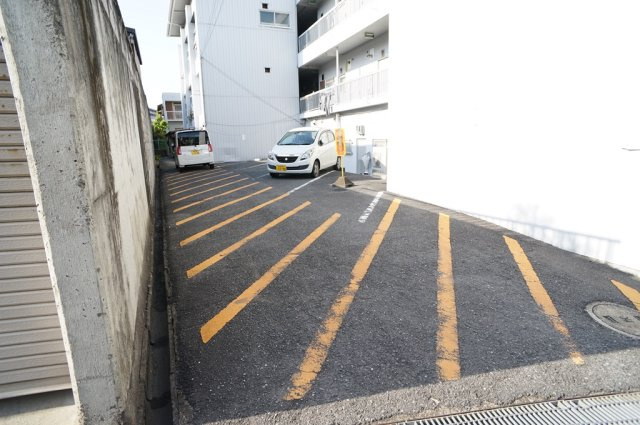 マンションヒライの駐車場