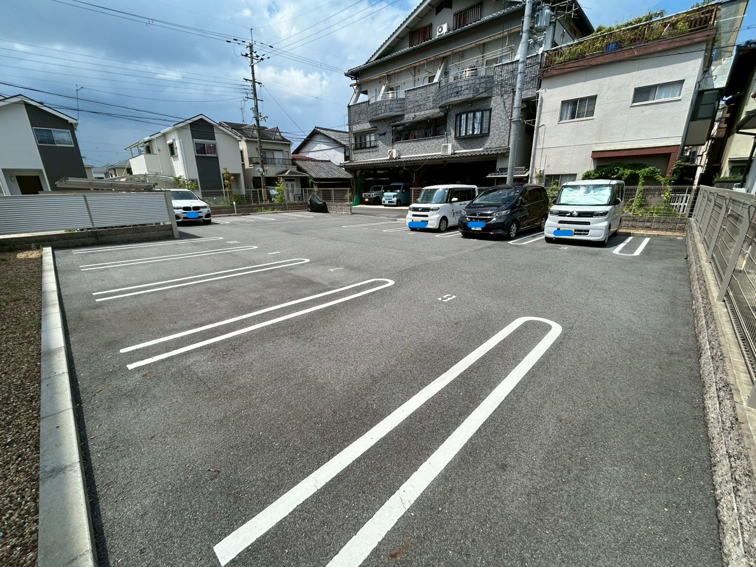 シャーメゾン京終の駐車場