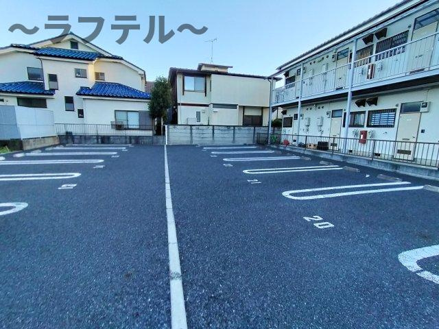ブラウフォーゲルBの駐車場
