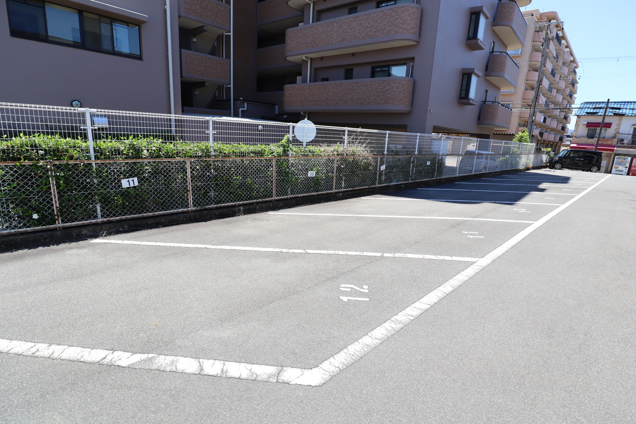ファミール竹上の駐車場