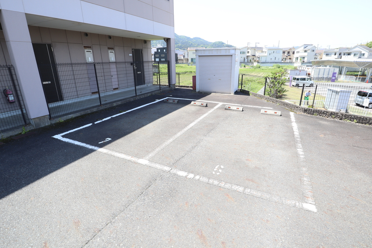 アパルトマンの駐車場