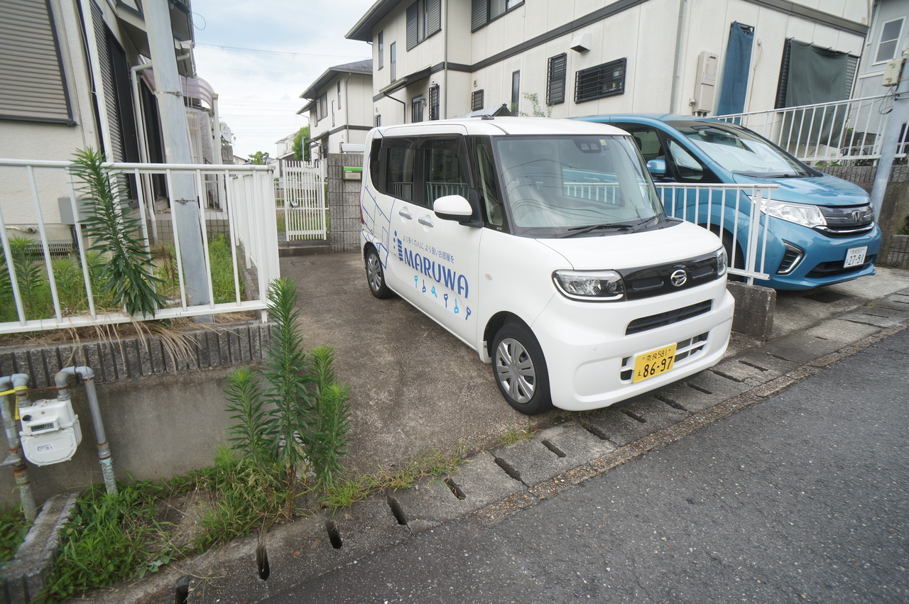 ガーデンヒルズ高の原の駐車場
