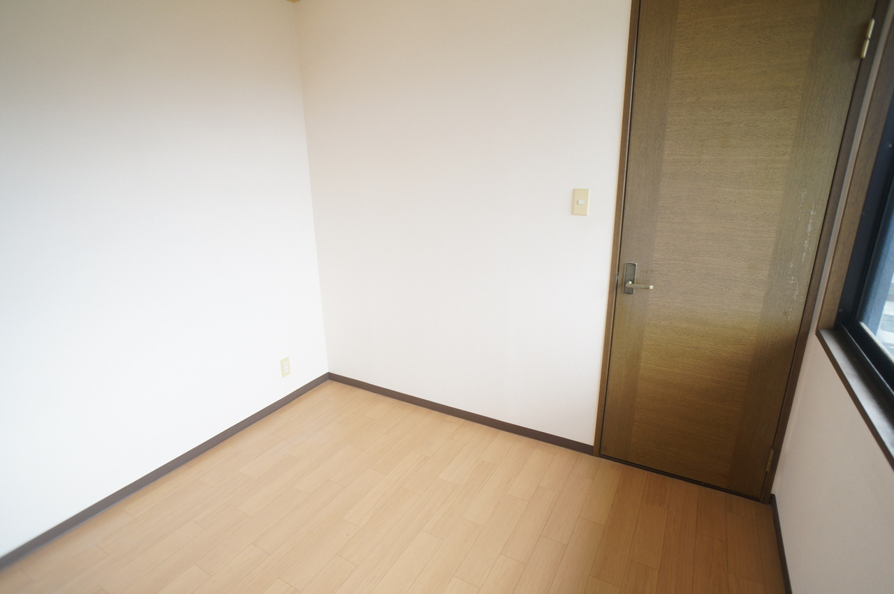 ガーデンヒルズ高の原の洋室