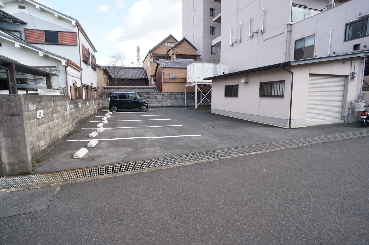 カーサ神宮前の駐車場
