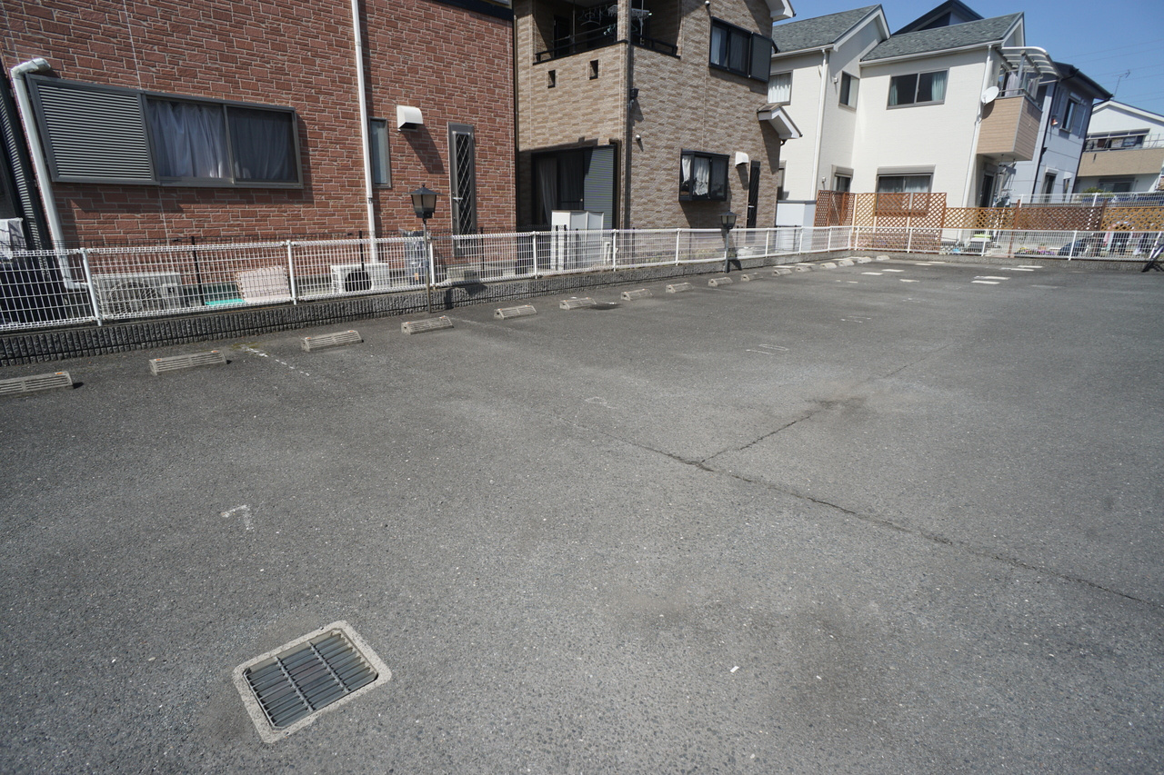 レオパレス裕（ユウ）の駐車場