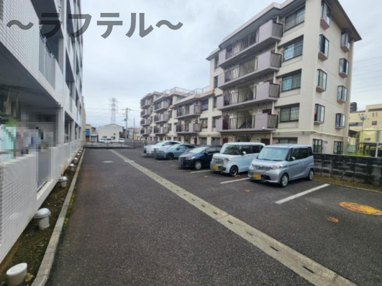 ソルティ ブラン鶴瀬の駐車場