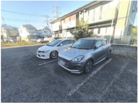 調布市深大寺東町２丁目のアパートの駐車場
