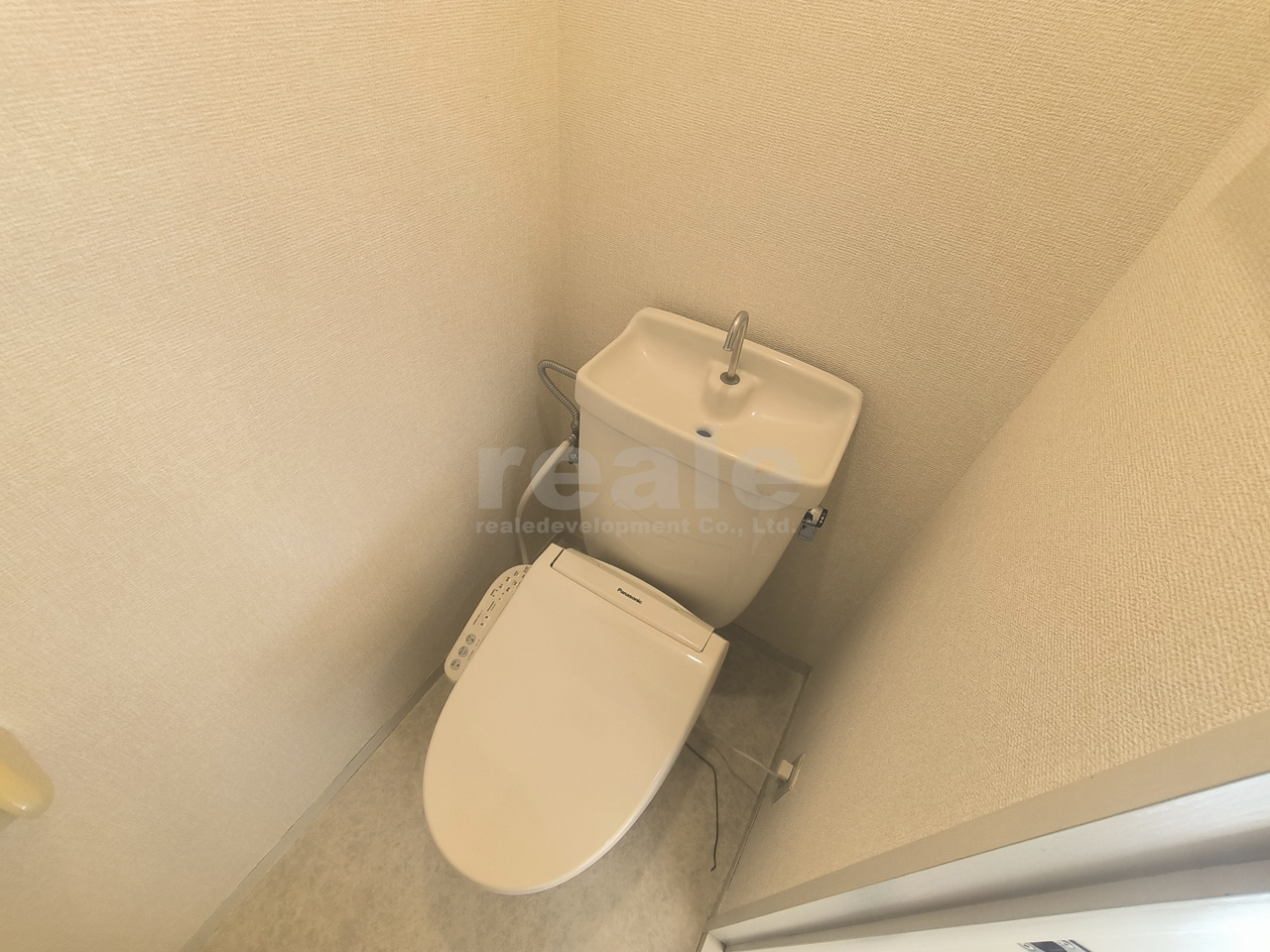 調布市深大寺東町２丁目のアパートのトイレ