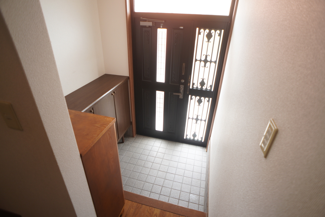 あやめ池北3丁目戸建の玄関