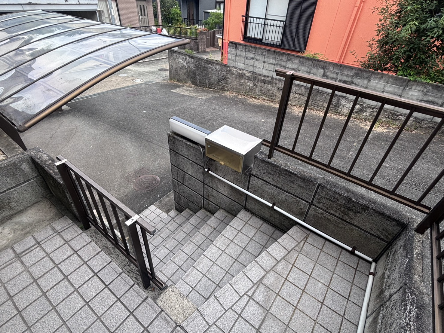 あやめ池北3丁目戸建のエントランス