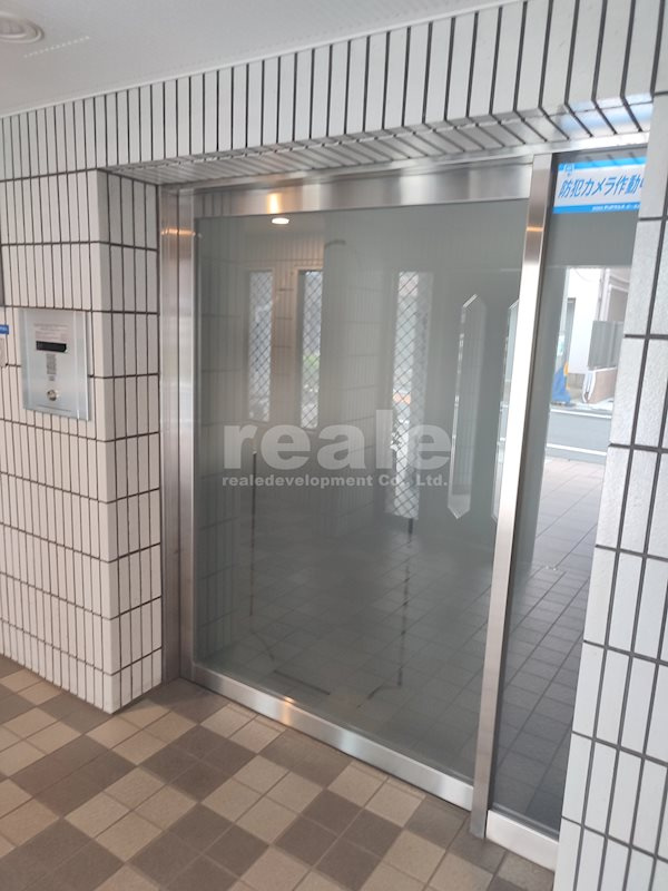 杉並区西荻北１丁目の賃貸マンションのエントランス