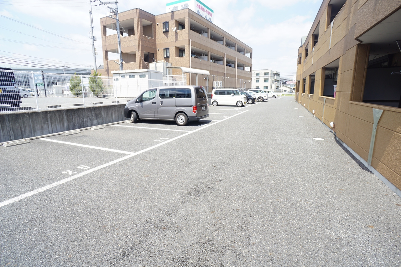 ファミールの駐車場|外観写真（昼）