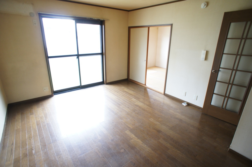 天理市二階堂上ノ庄町のアパートの居間・リビング