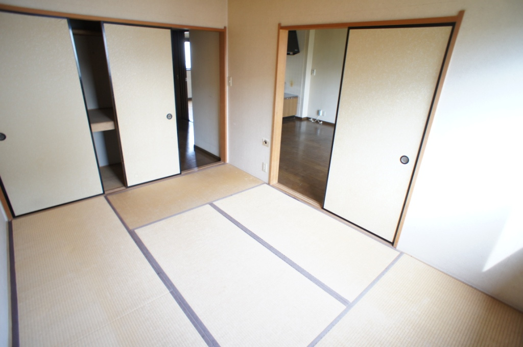 天理市二階堂上ノ庄町のアパートの和室